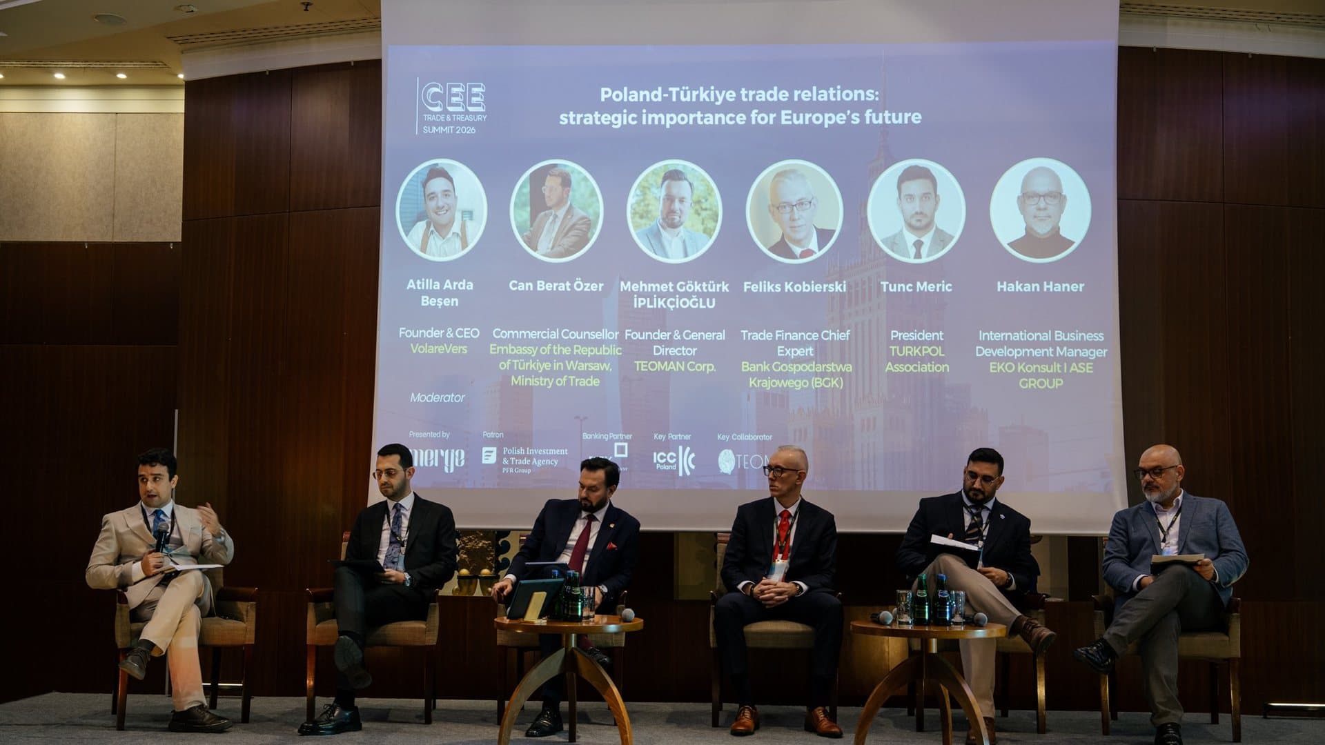 Sześciu prelegentów na scenie podczas sesji Region Highlight o polsko-tureckich relacjach handlowych na CEE Trade & Treasury Summit 2026, za nimi ekran z ich nazwiskami i zdjęciami.