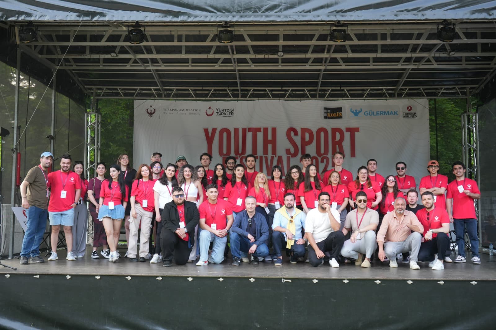 Youth Sport Festival 2025 — TURKPOL members and partner institutions on stage in Warsaw, with the YTB, Kolin, Gülermak, and Turkish Airlines logos visible.
